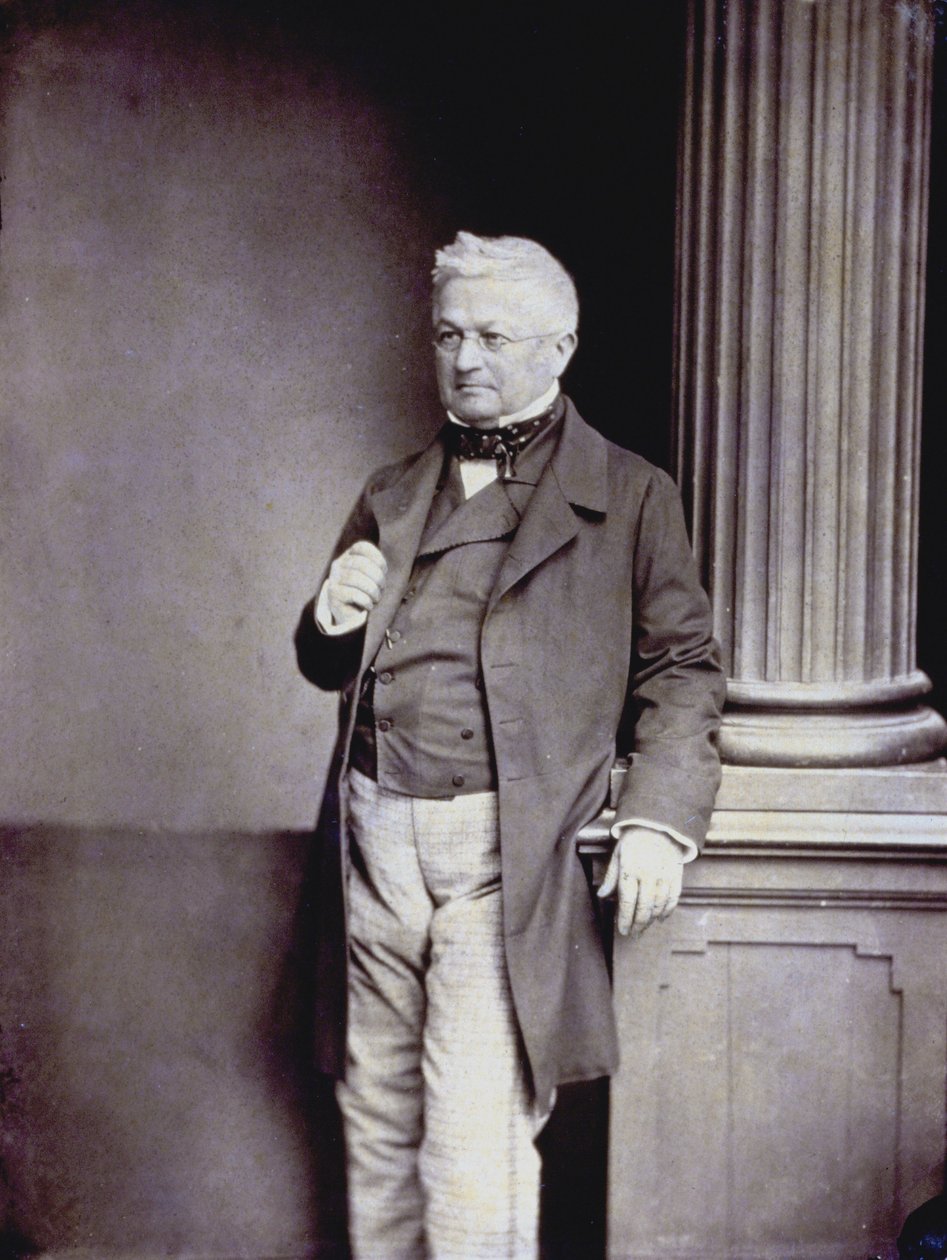 Ranskalaisen poliitikon Adolphe Thiersin kokopitkä muotokuva tyylikkäässä 1800-luvun vaatetuksessa. tekijältä Unknown photographer