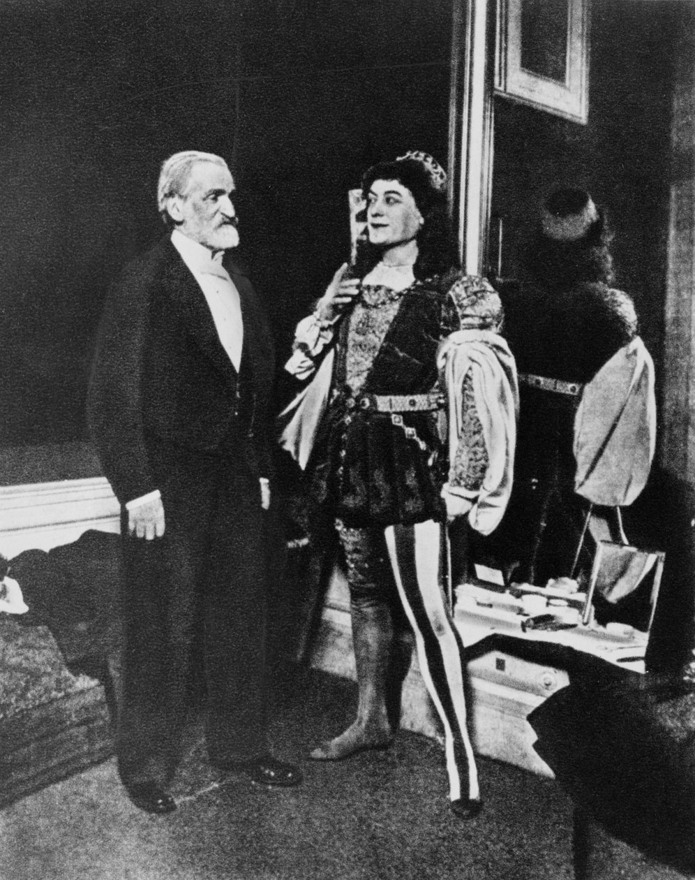 Giuseppe Verdi ja Victor Maurel (Iagossa) helmikuussa 1887 Milanon Scalassa Otellon ensi-illan jälkeen. tekijältä Unknown photographer