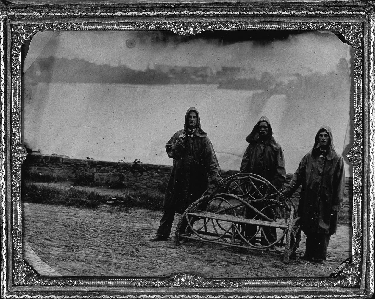 Ryhmämuotokuva Niagaran putouksilla, n. 1855 (koko lautanen ambrotye) tekijältä Unknown photographer