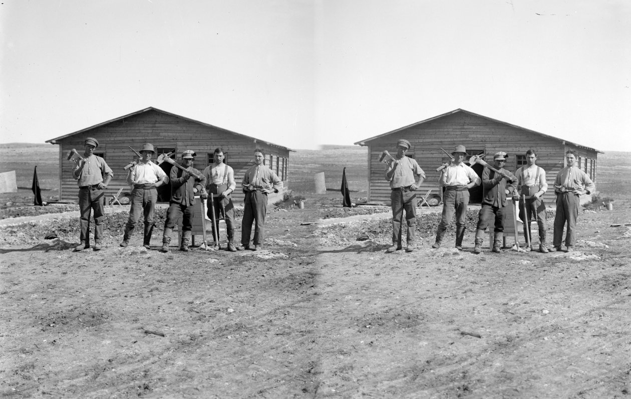 Ryhmäkuva juutalaisista uudisasukkaista kibbutsissa Palestiinassa. noin 1923. tekijältä Unknown photographer