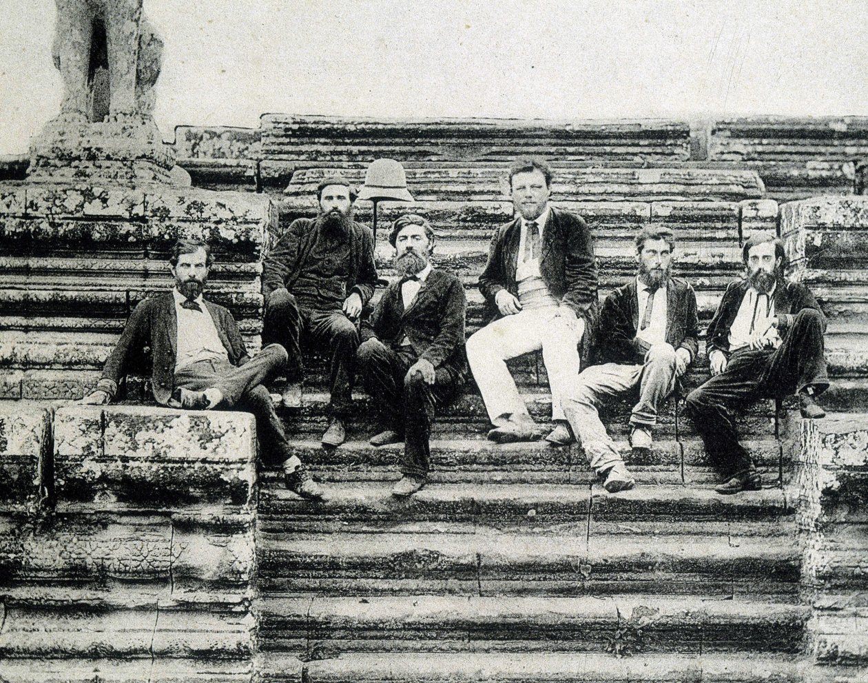 Ryhmämuotokuva Mekong Exploration Expedition 1866-1868 (Garnier, Doudart de Lagrée) jäsenistä Angkor Vatin portailla. tekijältä Unknown photographer