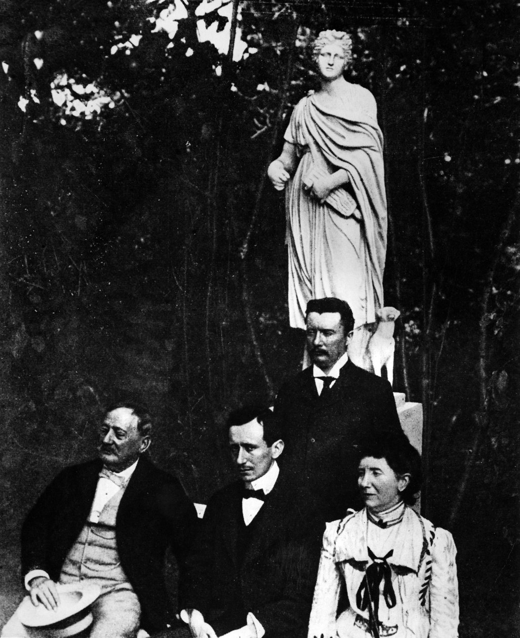 Guglielmo Marconi (1874-1937), italialainen fyysikko ja keksijä vanhempiensa ja veljensä Alfonson kanssa Pontecchiossa vuonna 1897. tekijältä Unknown photographer