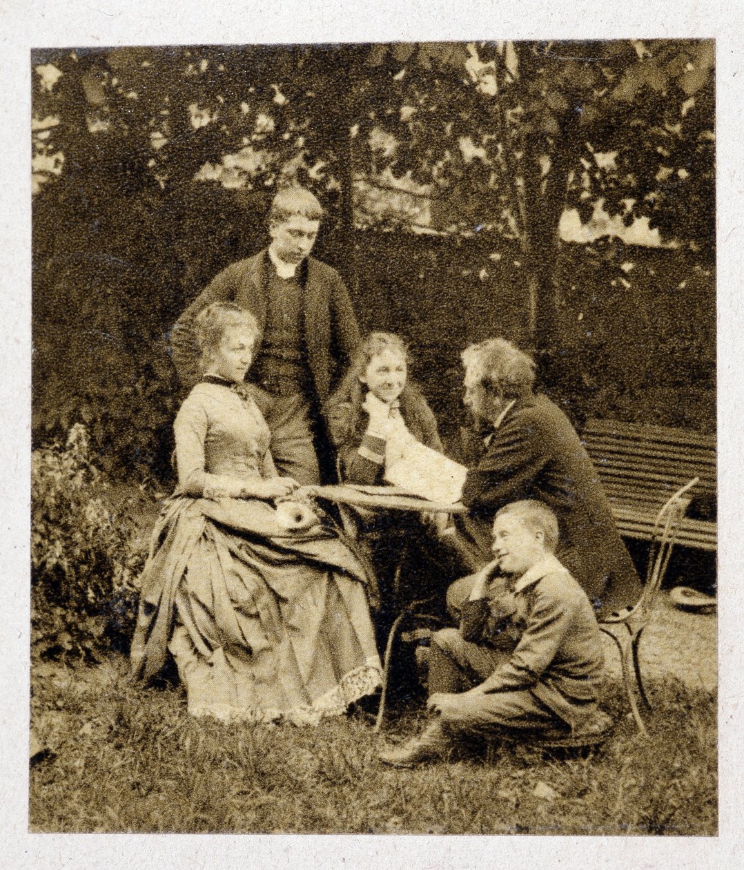 Gustave Eiffel perheen kanssa. Valokuvaus 1882 tekijältä Unknown photographer