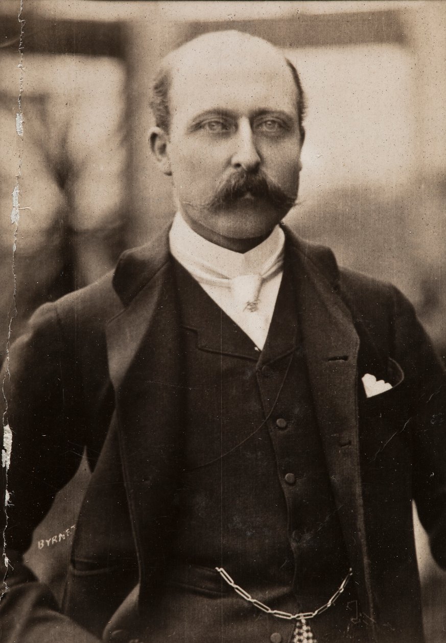 Ison-Britannian kuningatar Victorian pojan, herttua Arthur William Connaughtin puolipitkä muotokuva. tekijältä Unknown photographer