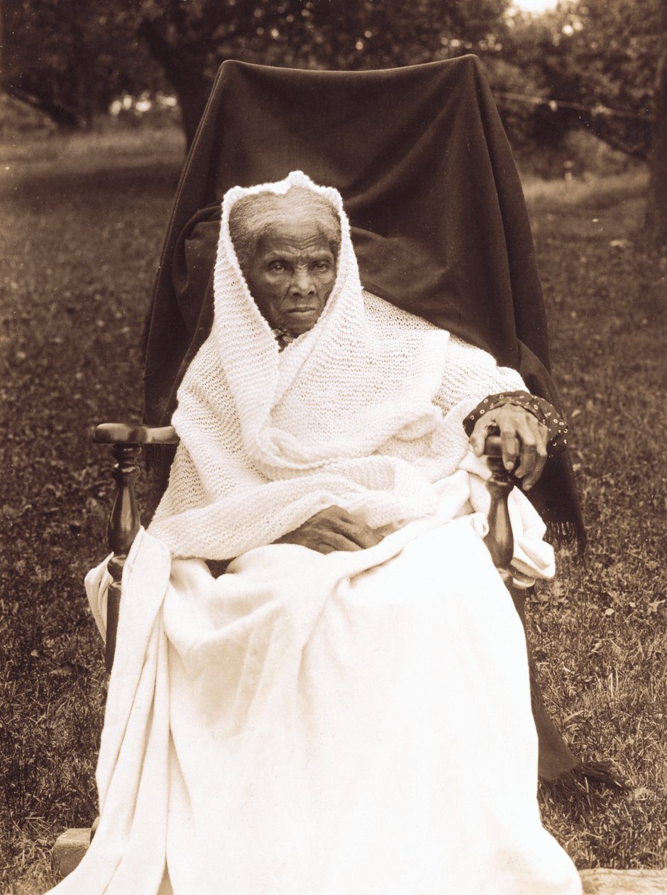 Harriet Tubman, täyspitkä muotokuva, istuu tuolilla, kasvot edessä, luultavasti kotonaan Auburnissa, New Yorkissa tekijältä Unknown photographer