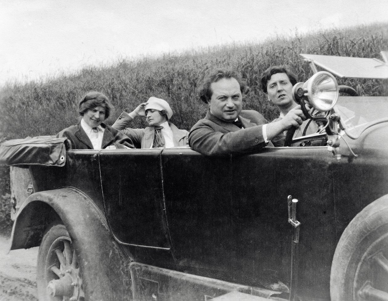 Helene Berg, Alma Mahler, Franz Werfel ja Alban Berg kuvattuna autossa. tekijältä Unknown photographer