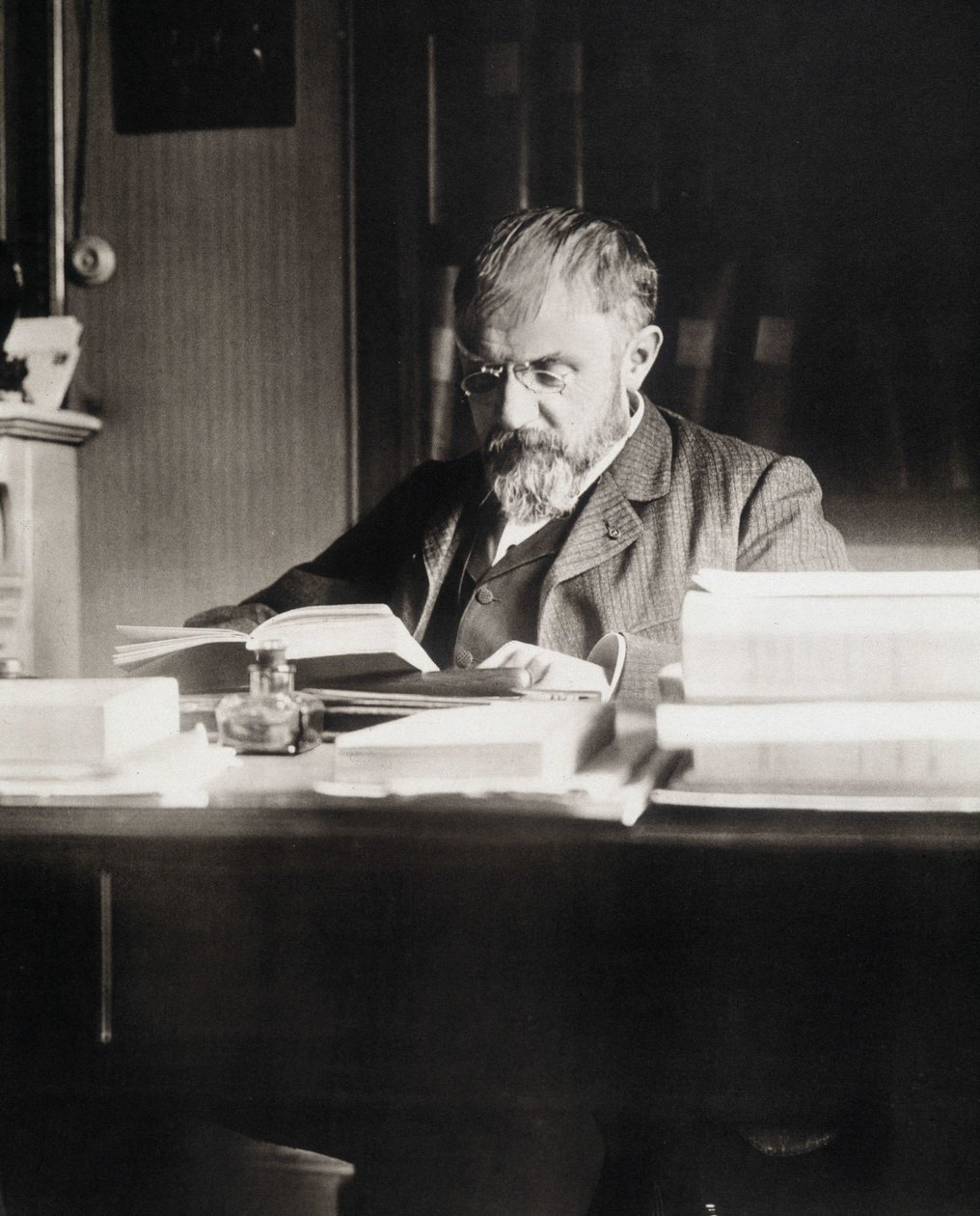 Henri Poincaré työpöytänsä ääressä - Bibl. Ecole Polytechniquesta tekijältä Unknown photographer