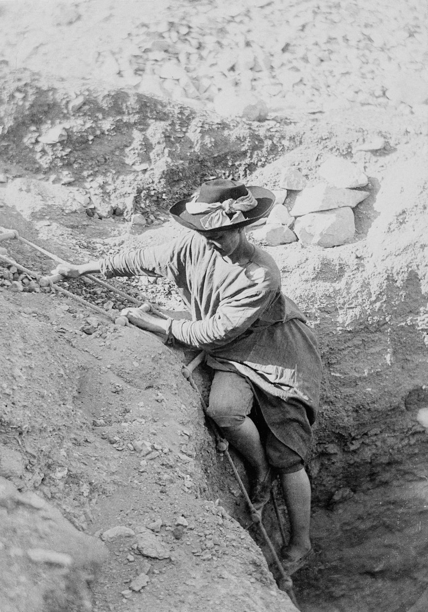 Hilda Petrie (os. Urlin) laskeutuu köysitikkaita pitkin hautakuiluun, mahdollisesti Denderahissa tekijältä Unknown photographer