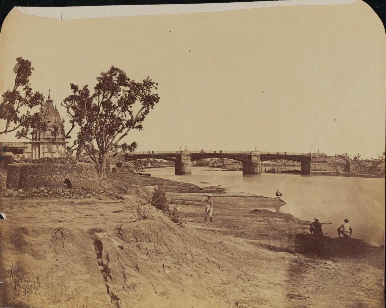 Rautasilta kivilaitureilla, siviilejä etualalla, Gumtijoki, Lucknow tekijältä Unknown photographer
