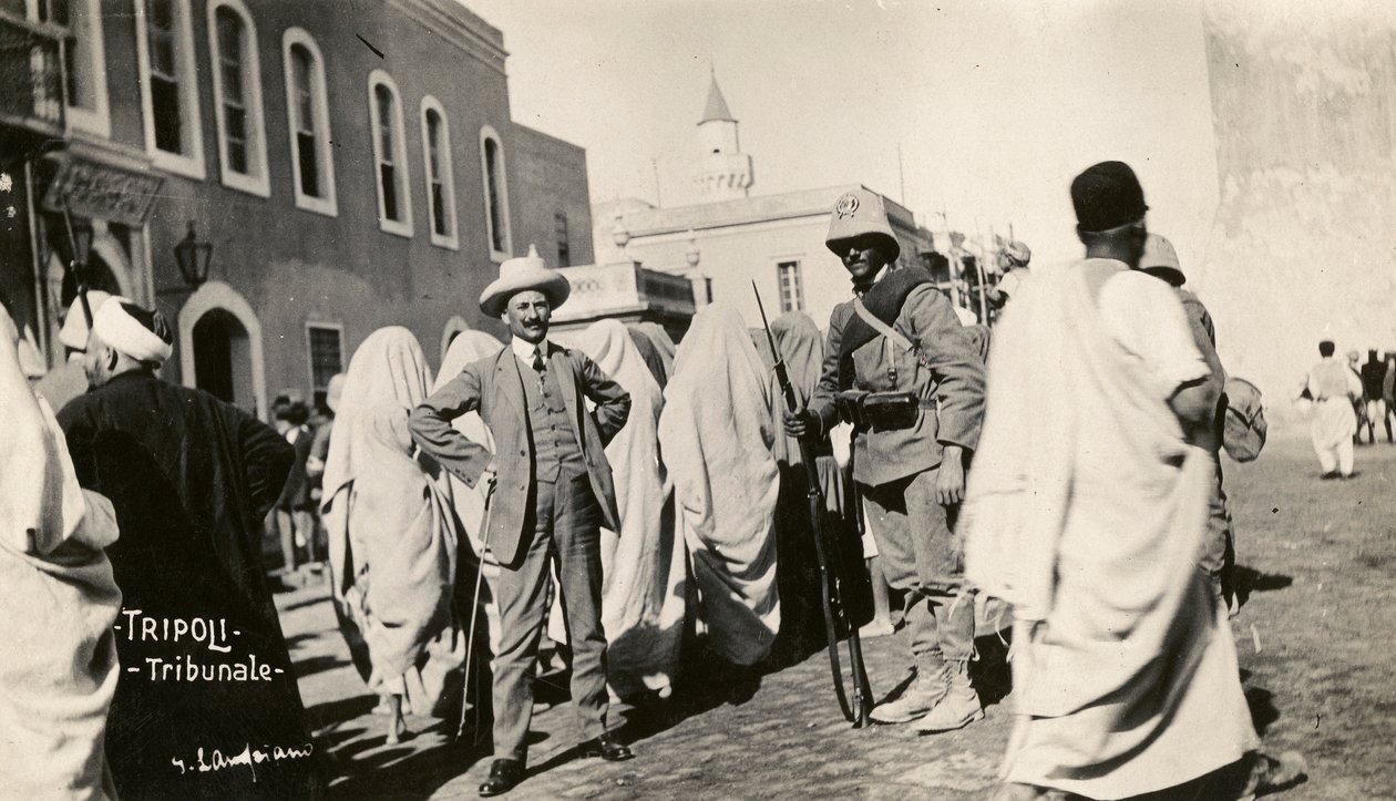 Italo Turkin sota, Tripolitania, ihmiset ja sotilaat tuomioistuimen edessä tekijältä Unknown photographer