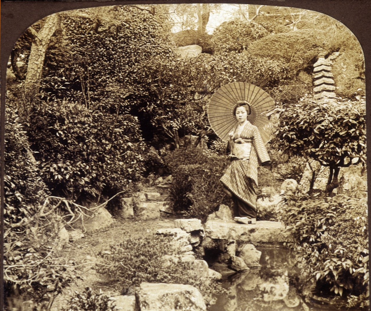 Japanilainen kimonosateenvarjo puutarhassa - valokuvaus, 1800-luvun loppu tekijältä Unknown photographer