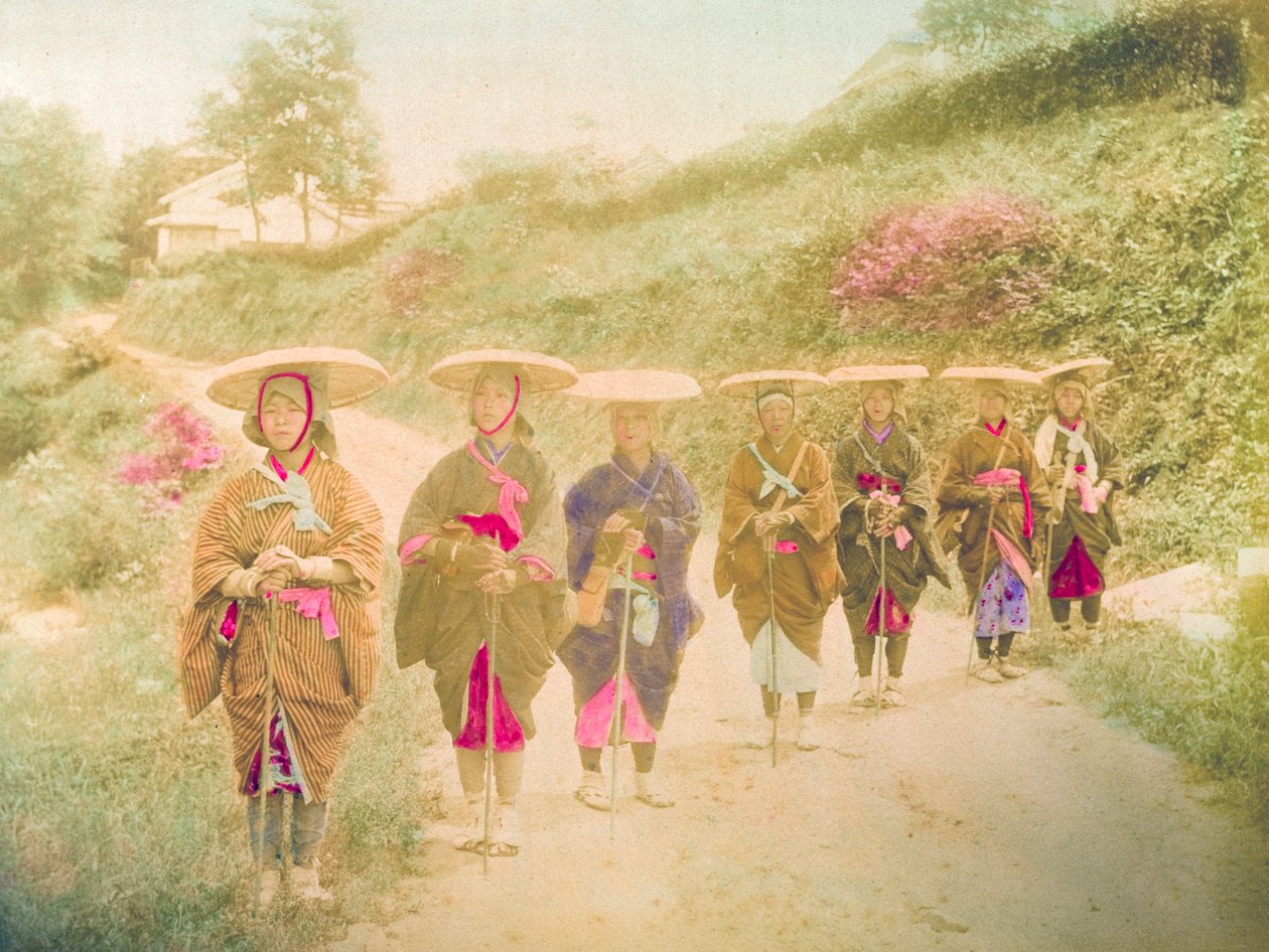Japanilaiset naiset. Seitsemän japanilaista naista seisoo jonossa maaseututiellä. Japani, noin 1910. tekijältä Unknown photographer