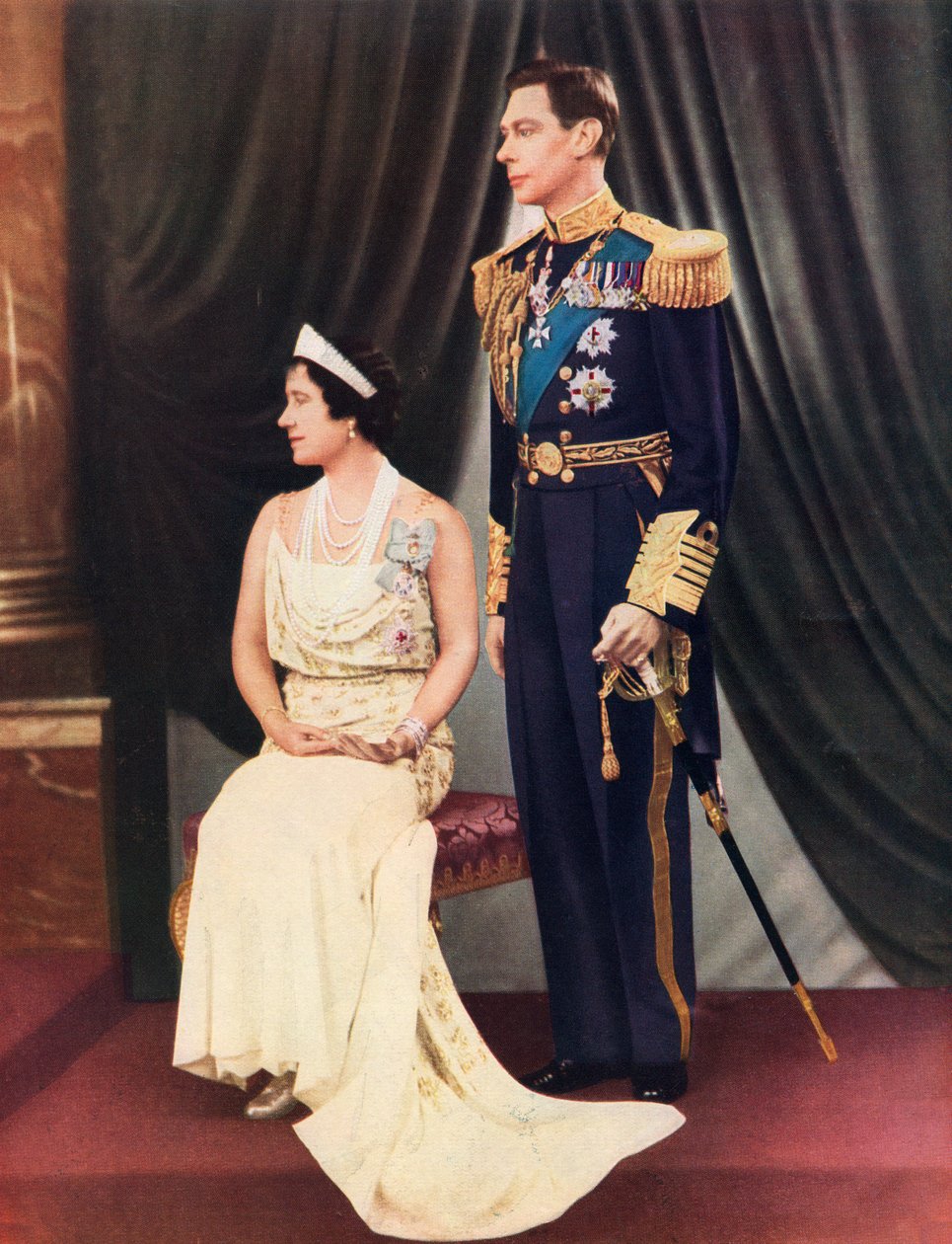 Kuningas Yrjö VI ja kuningatar Elisabet. Yrjö VI, Albert Frederick Arthur George 1895-1952. Yhdistyneen kuningaskunnan ja Brittiläisen kansainyhteisön hallitsijamaiden kuningas. Elizabeth Angela Marguerite Bowes-Lyon. tekijältä Unknown photographer