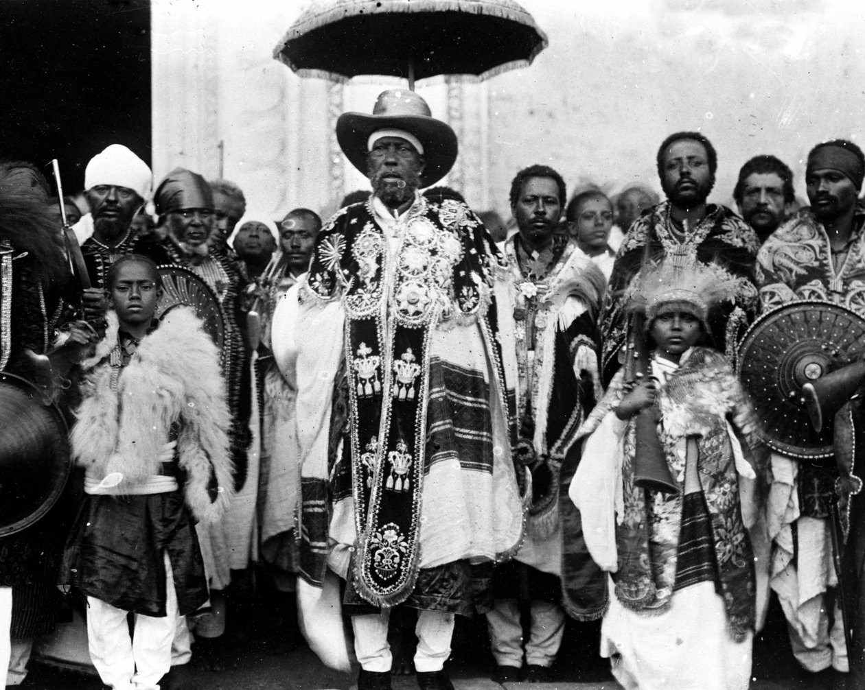 Kuningas Menelik II (1844 - 1913) hovinsa ympäröimänä. Etiopia. tekijältä Unknown photographer