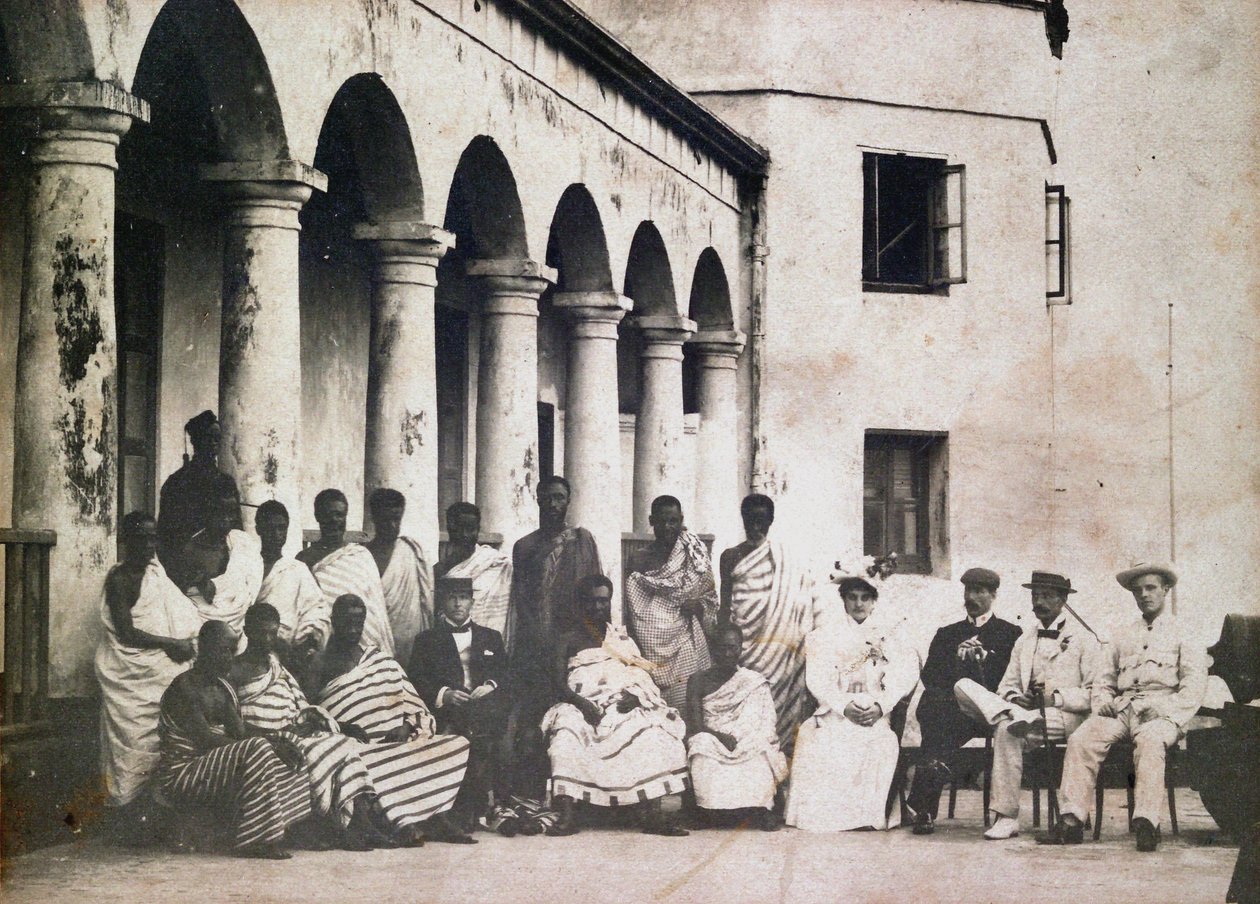 Kuningas Prempeh ja tuomioistuin tohtori de Grootin ja rouva de Grootin kanssa Gold Coastin linnassa tekijältä Unknown photographer