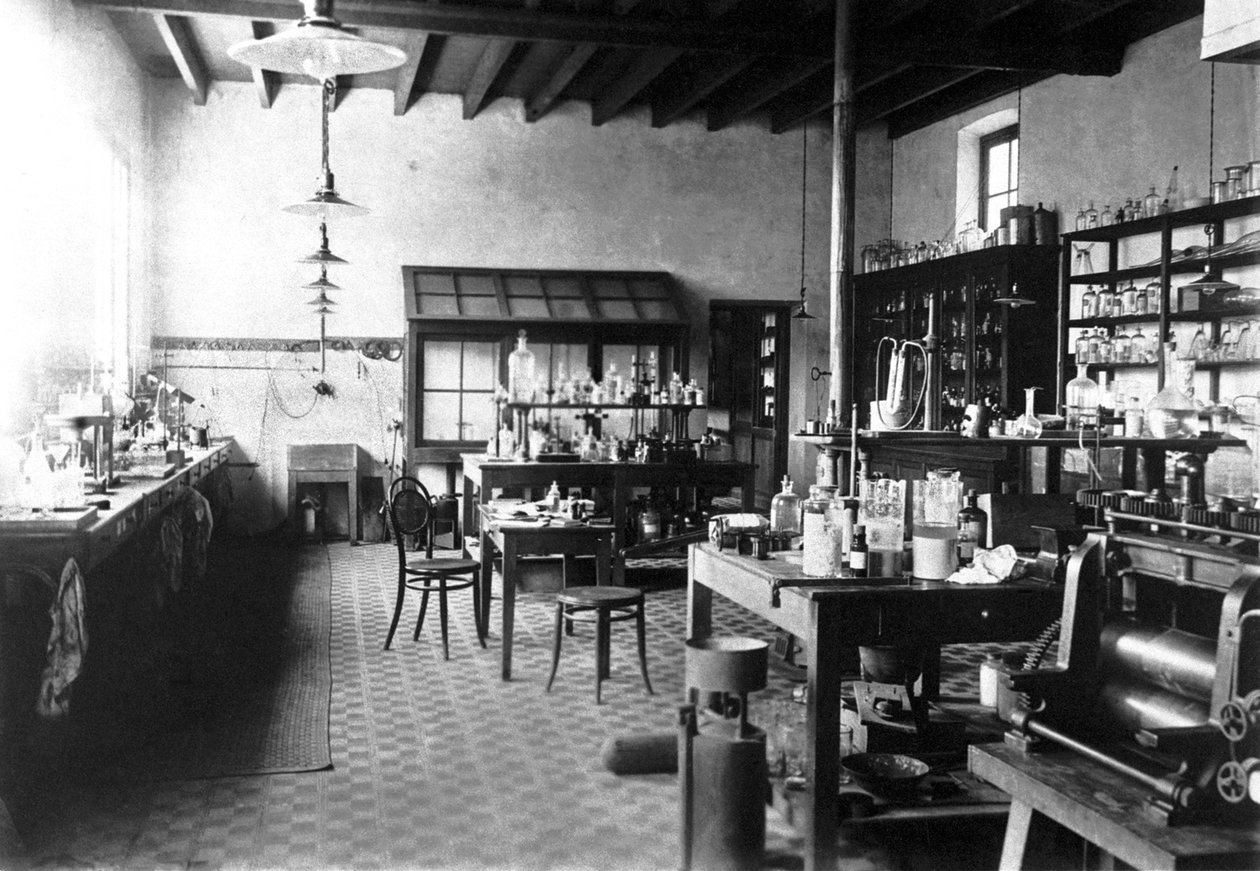 Alfred Nobelin laboratorio hänen huvilassaan Sanremossa tekijältä Unknown photographer