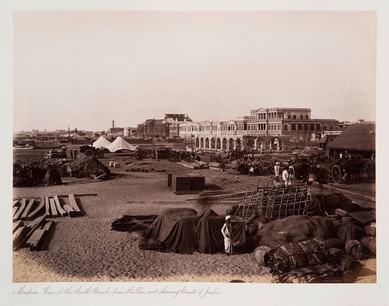 Madrasin näkymä South Beachille laiturilta ja tuomioistuimet, n. 1885 (seepiakuva) tekijältä Unknown photographer
