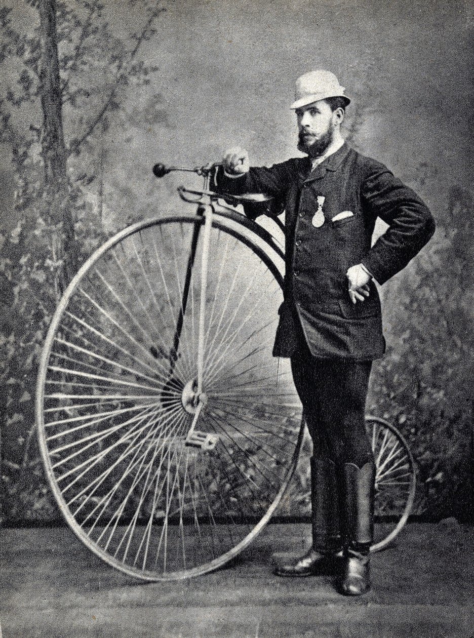 Mies poseeraa ison bi:n (grand bi) kanssa, velocipeden esi-isän kanssa. Valokuvaus, 1800-luvun loppu, Pariisi. Coll. Selva. tekijältä Unknown photographer