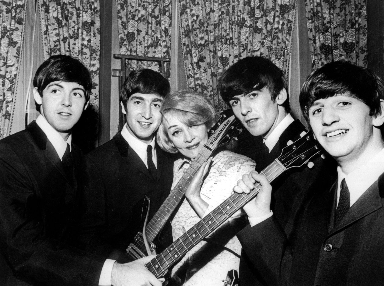 Marlene Dietrich yhtyeen kanssa Beatles Paul McCartney John Lennon George Harrison ja Ringo Starr marraskuu 1963 tekijältä Unknown photographer