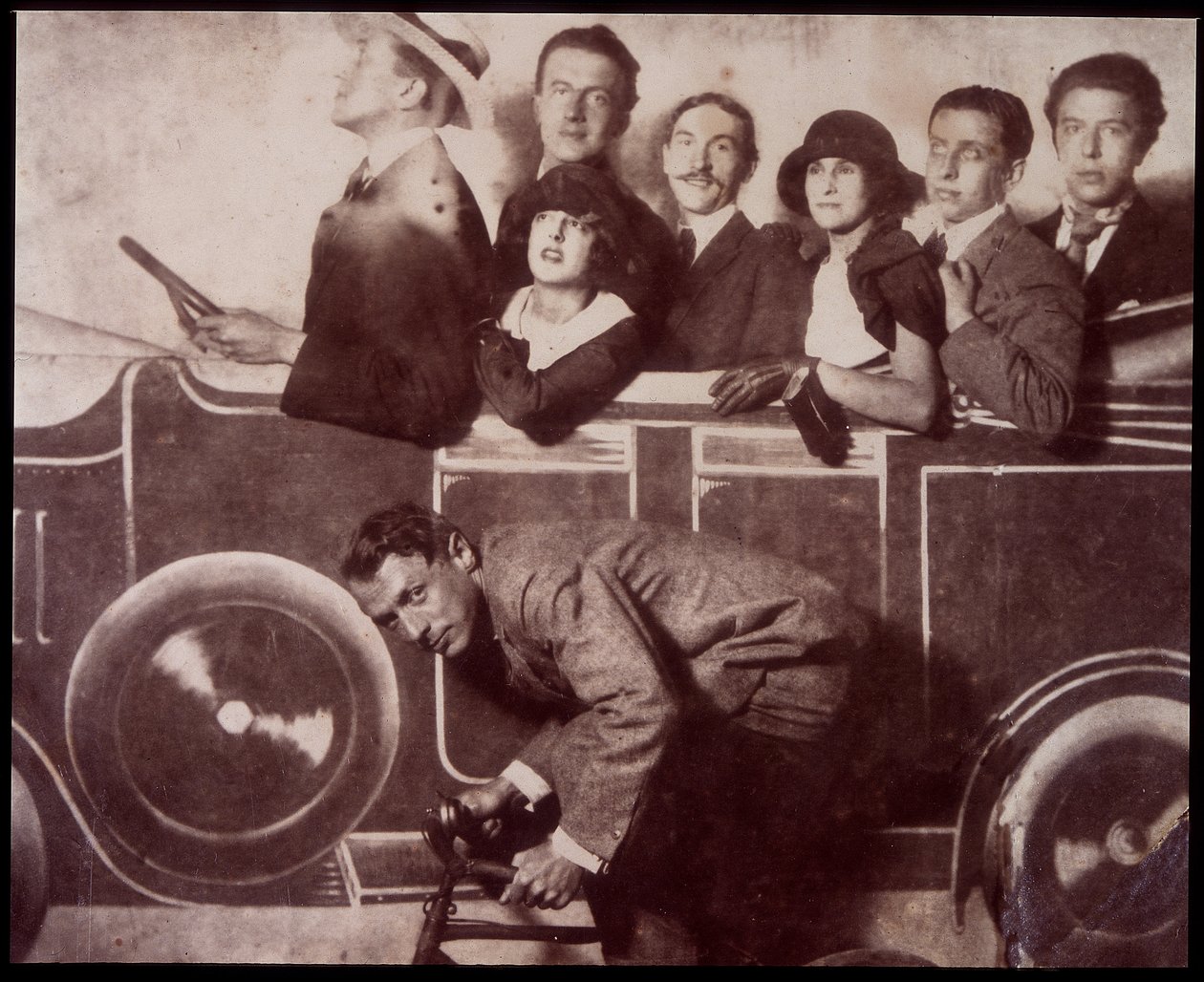 Max Morise, Simone Breton, Paul Eluard, Joseph Delteil, Gala Desnos, Andre Breton ja Max Ernst (polkupyörän selässä) Foire de Montmartre -tapahtumassa. tekijältä Unknown photographer