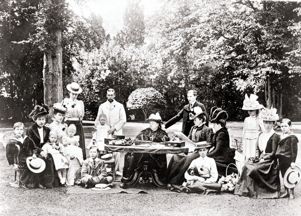 Britannian kuninkaallisen perheen jäseniä, mukaan lukien kuningas George V, kuningas Edward VIII kuningatar Victorian ympärillä puutarhajuhlissa. Valokuvaus vuosina 1895-1901. tekijältä Unknown photographer