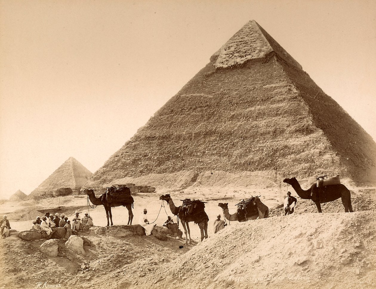 Miehet ja kamelit Chefrenin pyramidin edessä tekijältä Unknown photographer