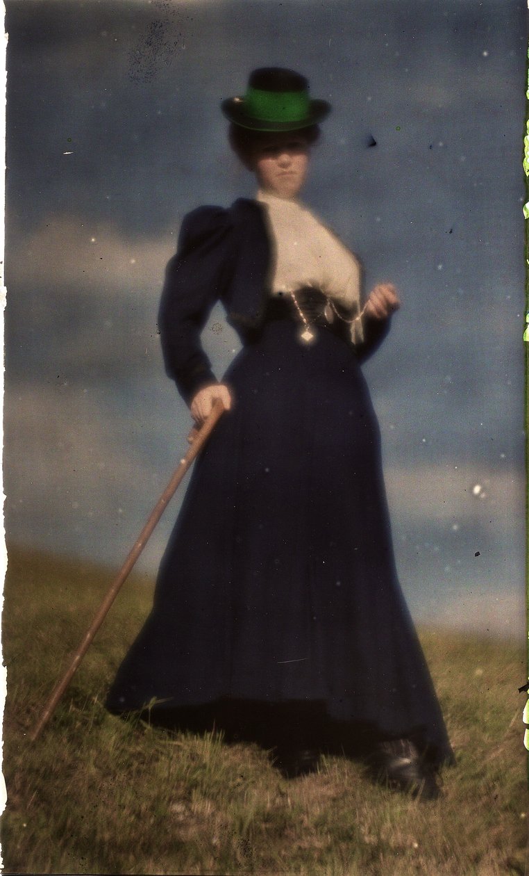 Miss Mary sinisessä puvussa tekijältä Unknown photographer