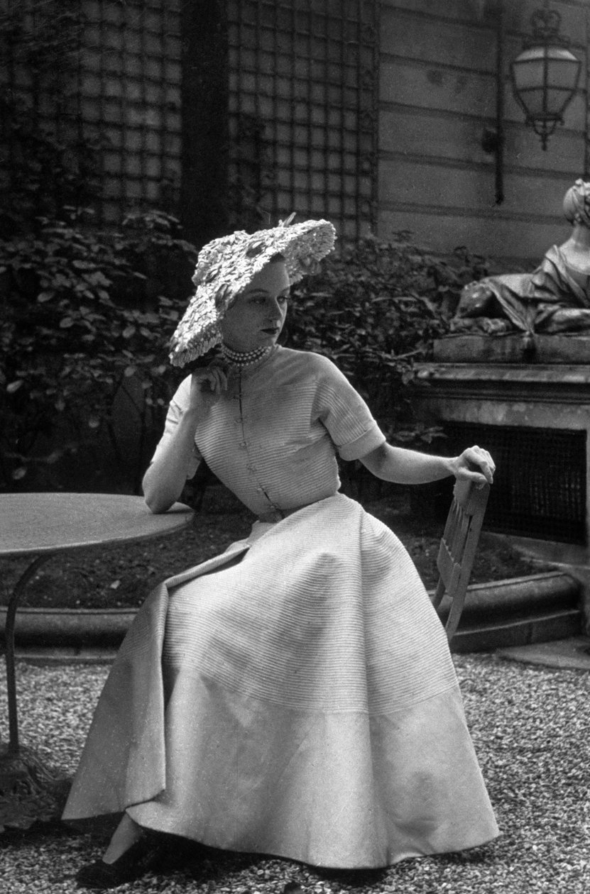 Mode Dior vuonna 1948: Dior (kuva): Robe "New Look" de Christian Dior (kuva) tekijältä Unknown photographer