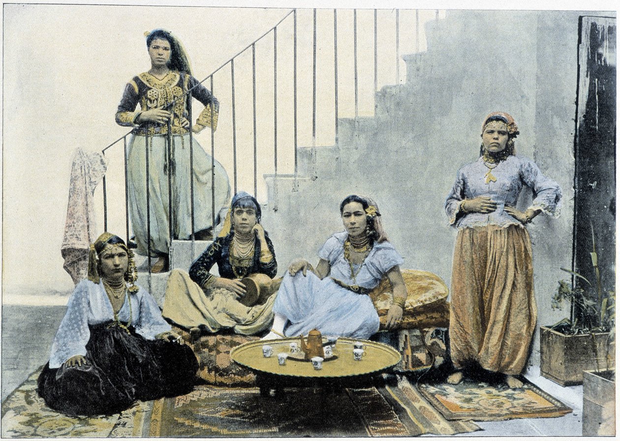 Algerialaiset maurilaiset naiset juomassa teetä - autokromi, 1800-luvun loppu tekijältä Unknown photographer