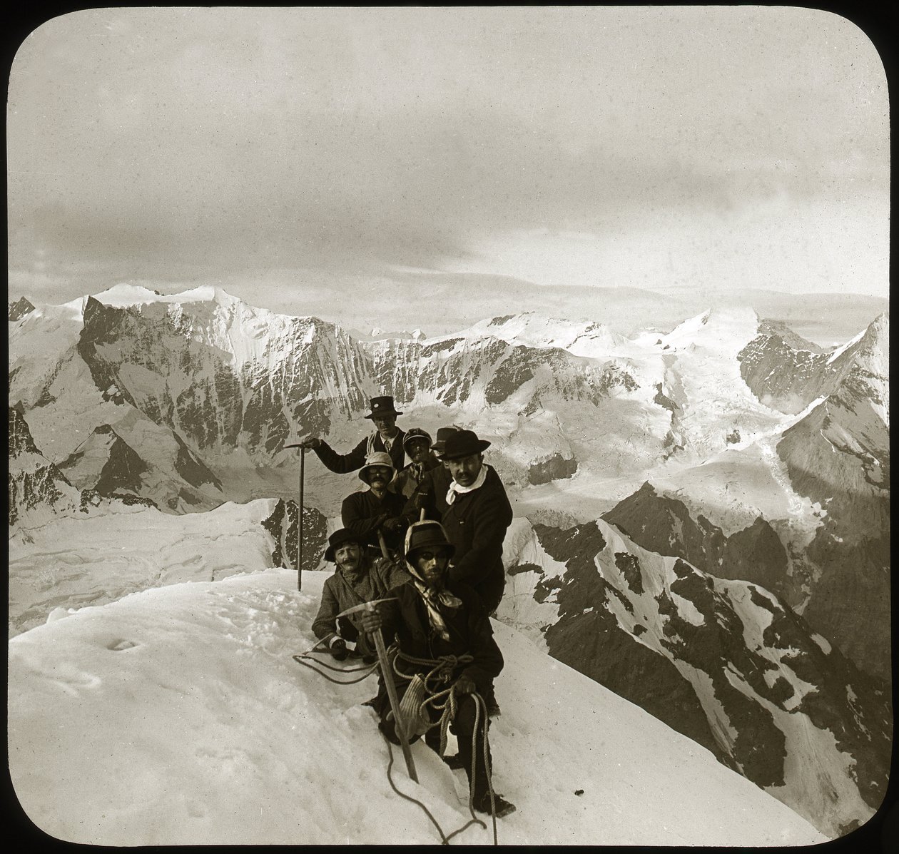 Vuorikiipeily 1800-luvun lopulla tai 1900-luvun alussa: ryhmä vuorikiipeilijöitä Wetterhornin huipulla (kirjaimellisesti "Ajan sarvi", 3 692 m), Wetterhornerin huippu, Bernin Alpit, Bernin kantoni, Sveitsi - kiipeily, cordee - photog tekijältä Unknown photographer