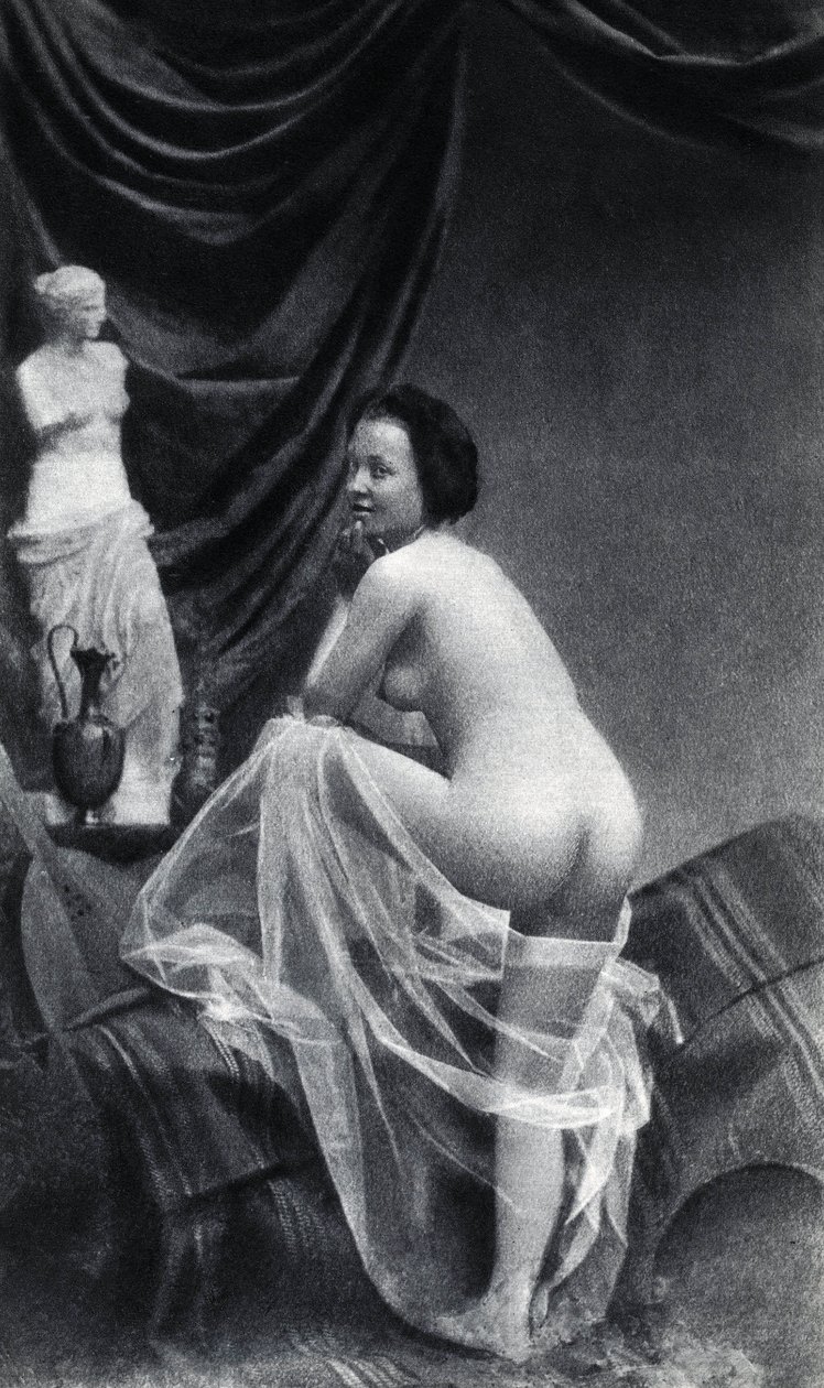 Alaston nainen poseeraa takaisin noin 1855 nimettömästä valokuvauksesta tekijältä Unknown photographer