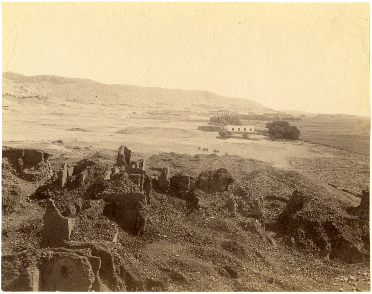 Panoraamanäkymä kuninkaiden laaksoon Egyptissä tekijältä Unknown photographer