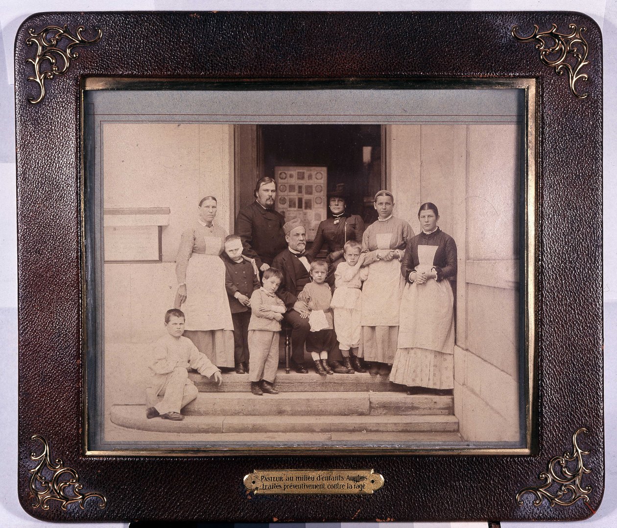 Englantilaisten lasten pastori hoidettiin ennaltaehkäisevästi raivotautia vastaan. Pastorimuseo. tekijältä Unknown photographer