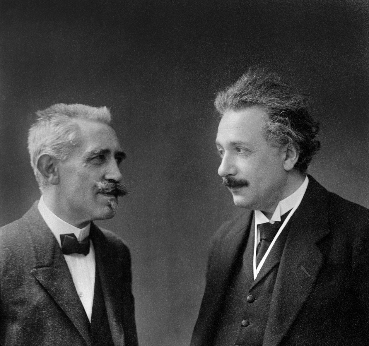 Paul Langevin ja Albert Einstein tekijältä Unknown photographer