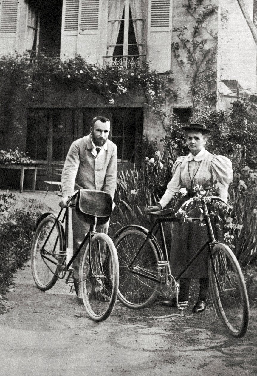 Pierre ja Marie Curie puutarhassaan tekijältä Unknown photographer
