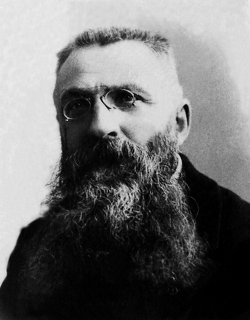 Auguste Rodinin (1840-1917) muotokuva ranskalaisesta kuvanveistäjästä. tekijältä Unknown photographer