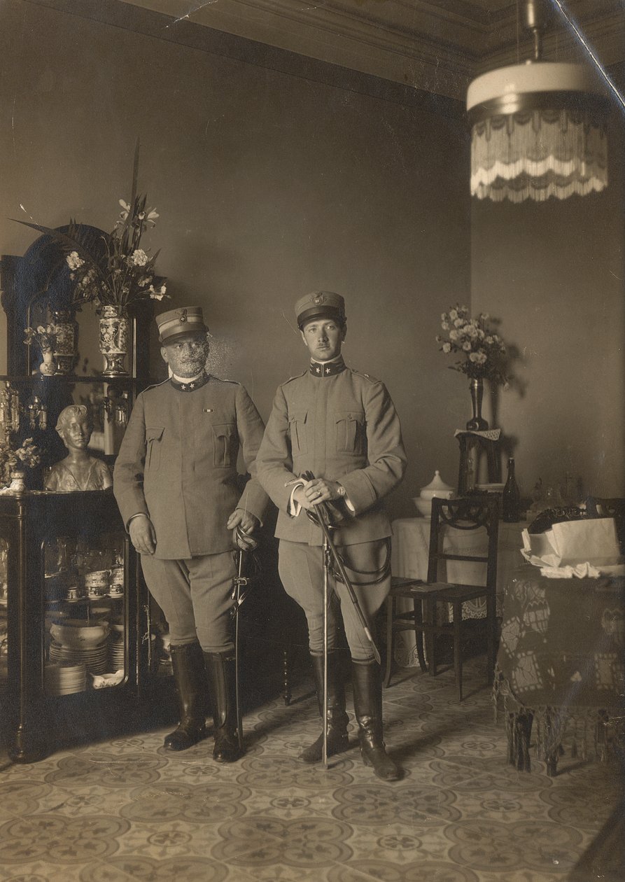 Bruno de Pererellin muotokuva univormussa, kuvattuna sotilaan seurassa. tekijältä Unknown photographer