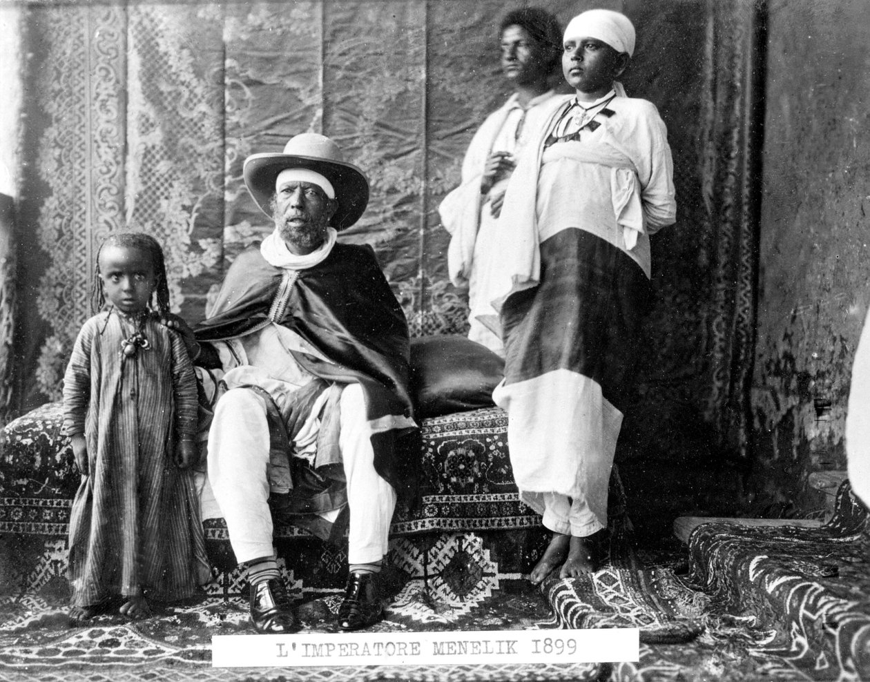 Muotokuva Etiopian keisarista Menelik II:sta (1844 - 1913) perheineen. tekijältä Unknown photographer