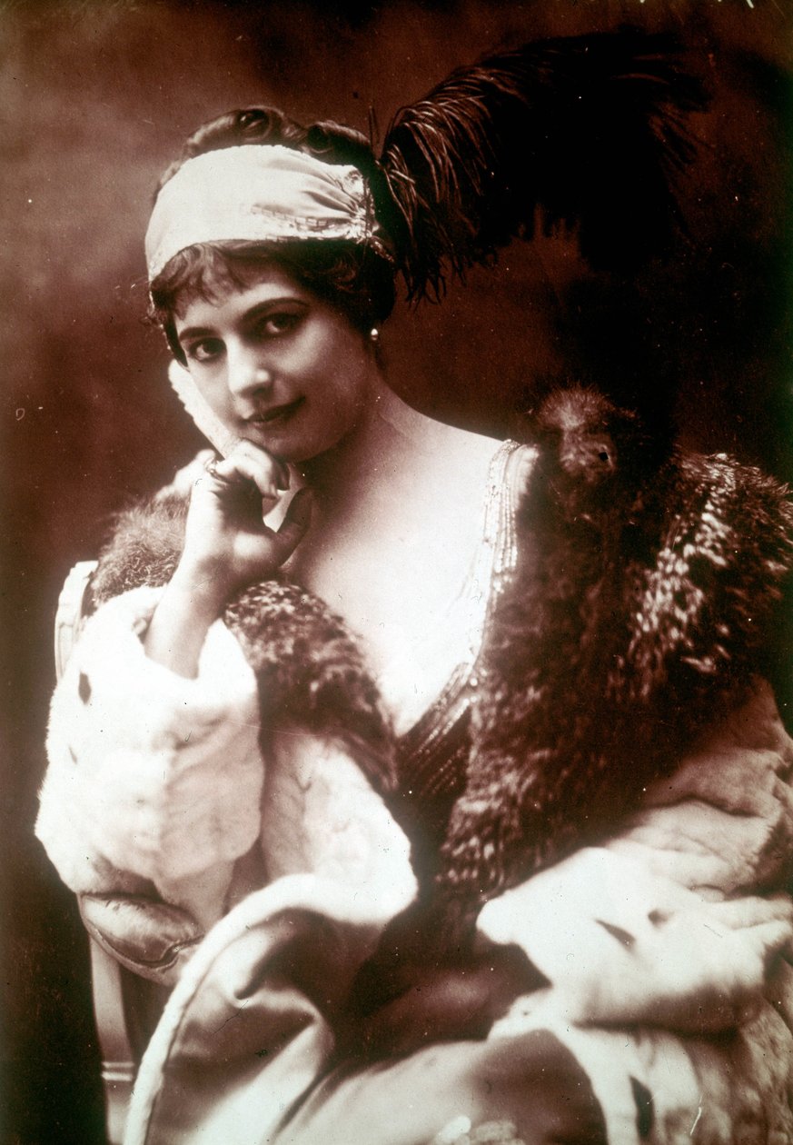 Mata Harin (1876-1917), hollantilaisen tanssijan ja seikkailijan muotokuva tekijältä Unknown photographer