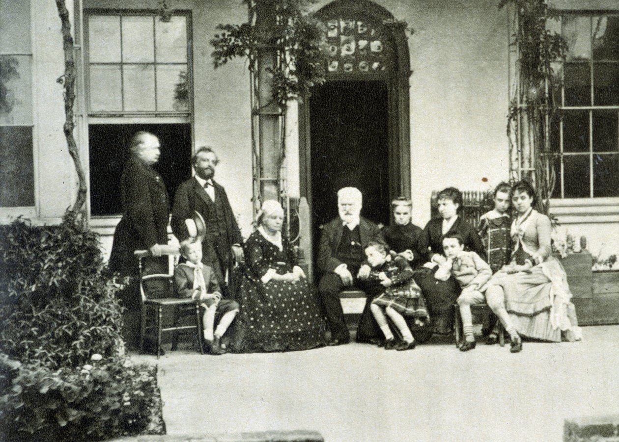 Muotokuva Victor Hugosta maanpaossa Guernseyssä vuonna 1866 ja Juliette Drouet oikealla puolellaan. tekijältä Unknown photographer
