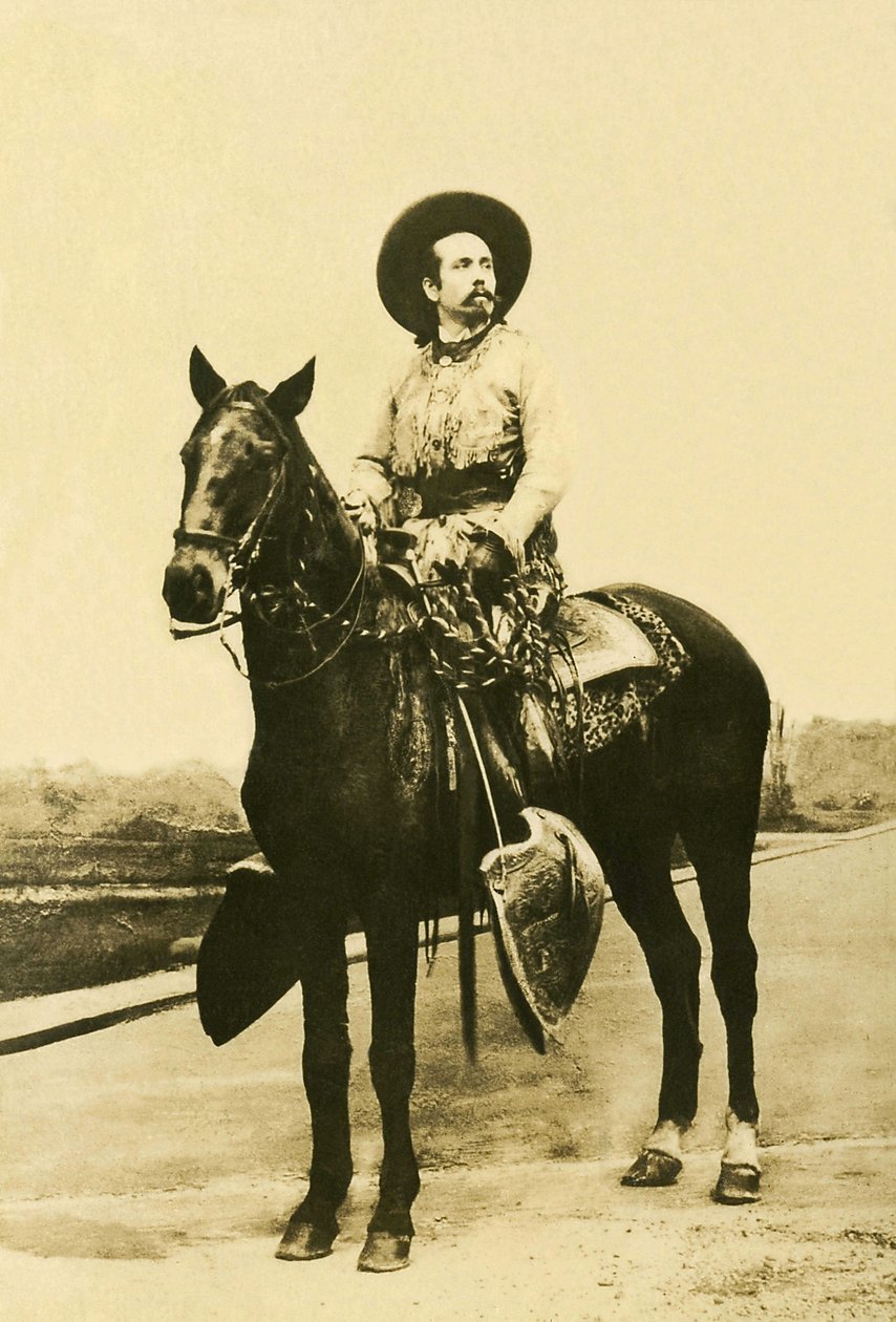 Muotokuva William Frederic Codysta (1846-1917), joka tunnetaan nimellä Buffalo Bill, amerikkalainen sotilas, seikkailija ja ratsumiesnäyttelijä. tekijältä Unknown photographer