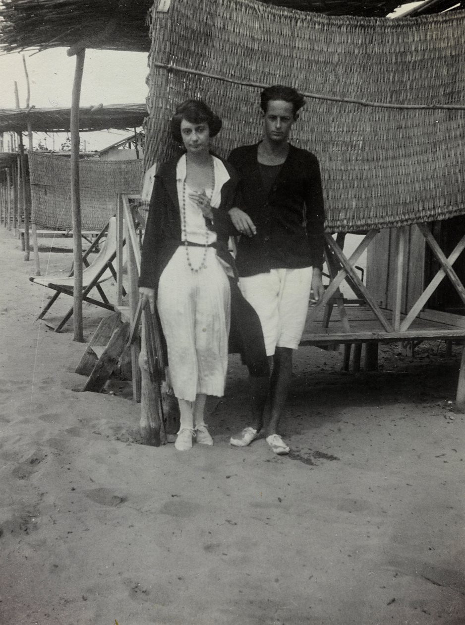 Muotokuva pariskunnasta rannalla, Versilia tekijältä Unknown photographer