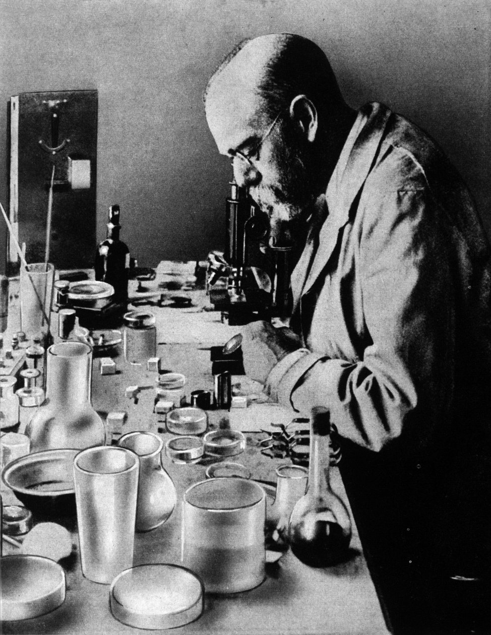 Muotokuva saksalaisesta lääkäristä Robert Kochista (1843-1910) laboratoriossa. tekijältä Unknown photographer