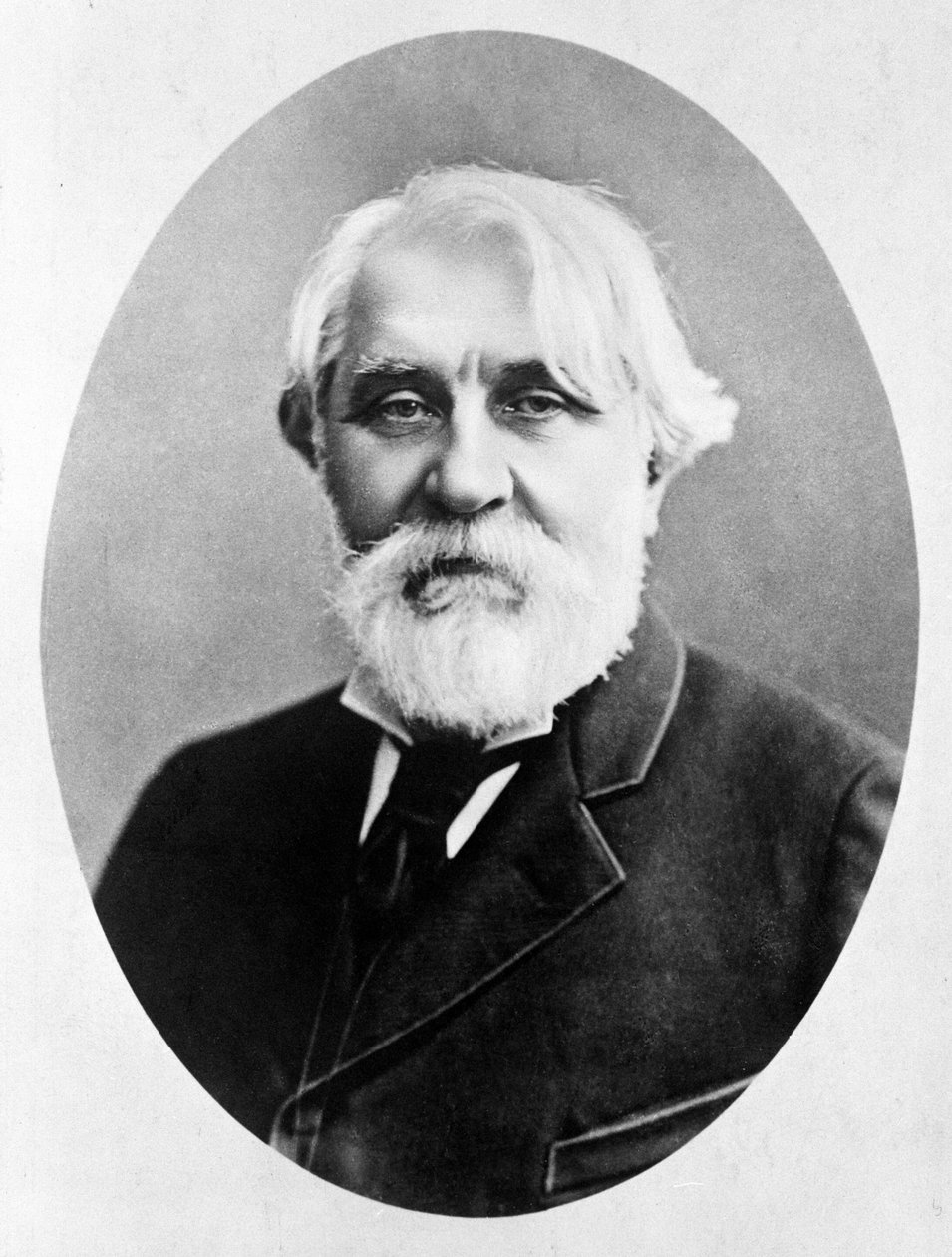 Muotokuva venäläisestä kirjailijasta Ivan Turgenievista (1818 - 1883). tekijältä Unknown photographer
