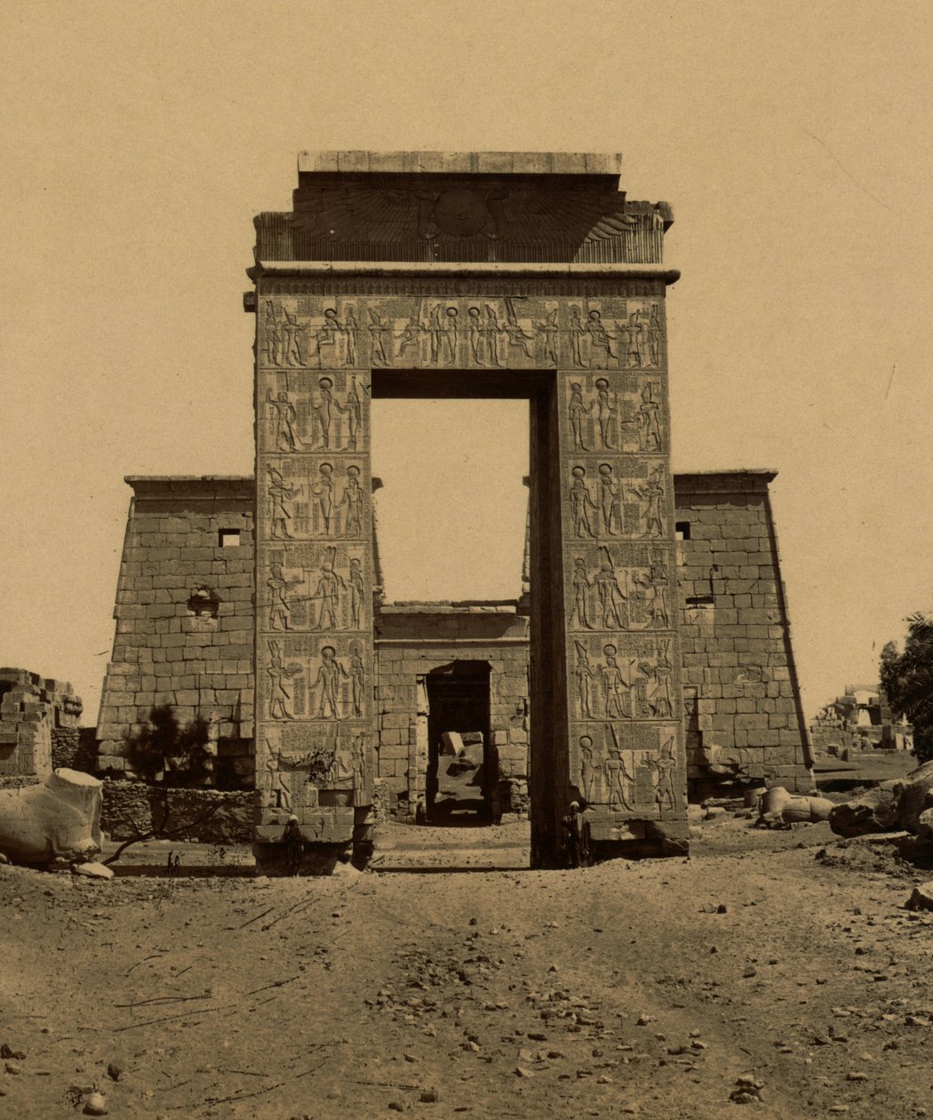 Propyloni (riemukaari) ja pyloni Ramsin laaksossa, osa Ramses IV:n temppeliä Thebassa. 1880 (kuva) tekijältä Unknown photographer
