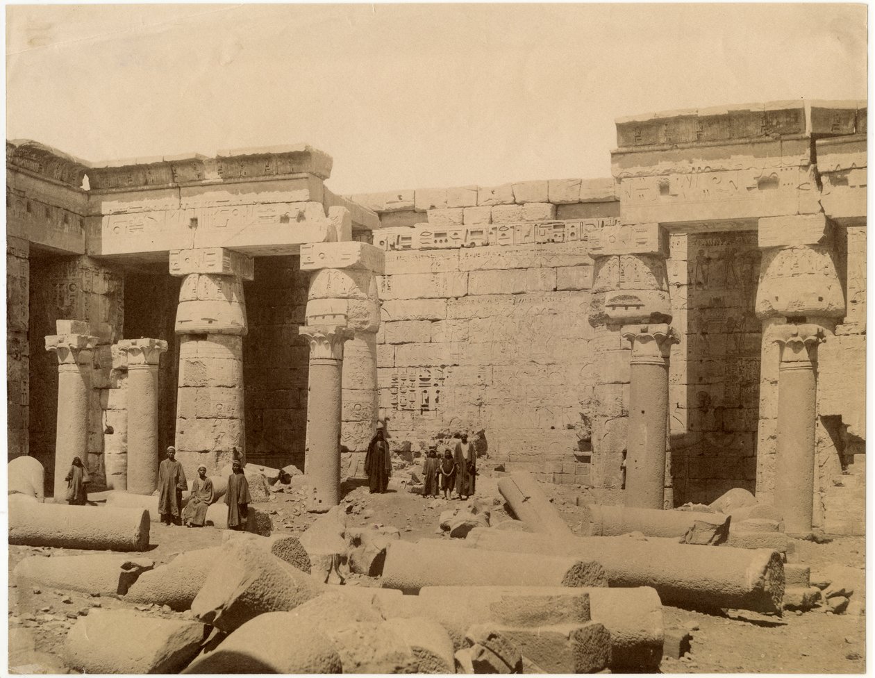 Ramses III:n Mortuary-temppelin toinen piha, pohjoispuoli, Medinet Habu, Egypti, noin 1890 tekijältä Unknown photographer