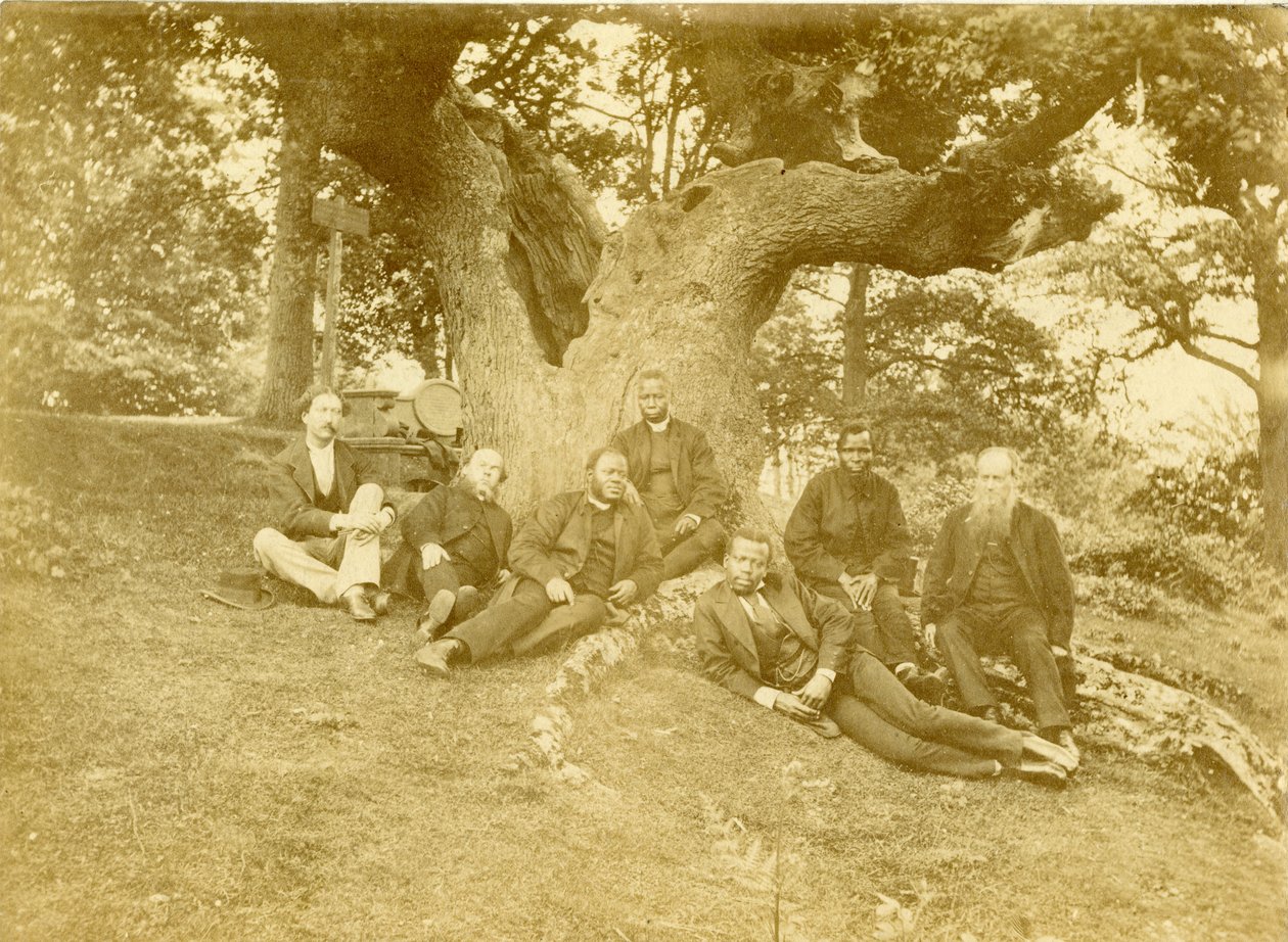 Seitsemän Sierra Leonessa ja Nigeriassa toimivan Kirkon lähetysseuran johtavaa jäsentä istumassa Wilberforce-tammen alla Kestonissa, Kentissä, Yhdistyneessä kuningaskunnassa. tekijältä Unknown photographer