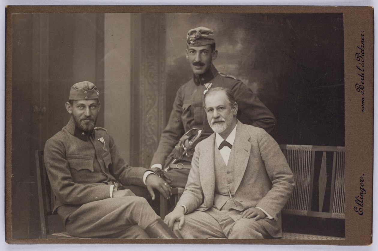 Sigmund Freud poikiensa Ernstin ja Martinin kanssa sotilaspuvuissa, noin 1916 (s/w-kuva). tekijältä Unknown photographer