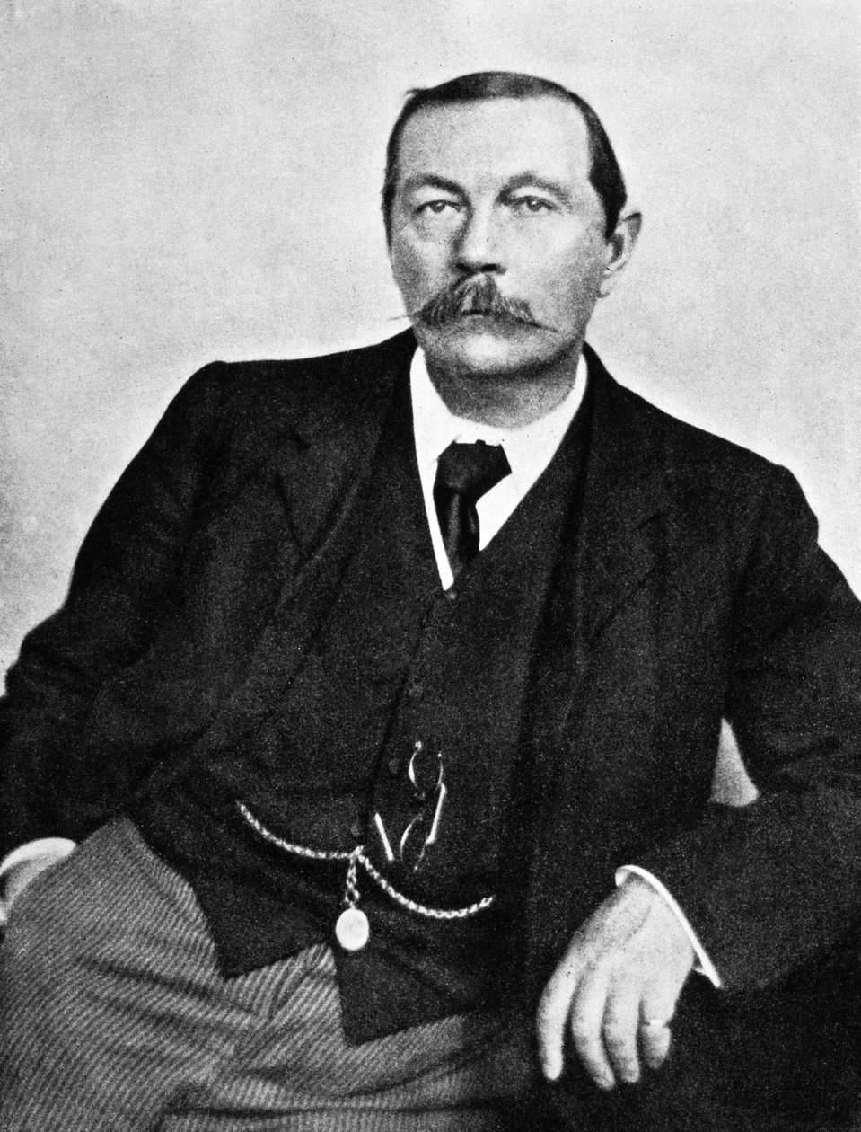 Sir Arthur Conan Doyle (1858-1930) skotlantilainen kirjailija noin vuonna 1910 (s/w-kuva). tekijältä Unknown photographer