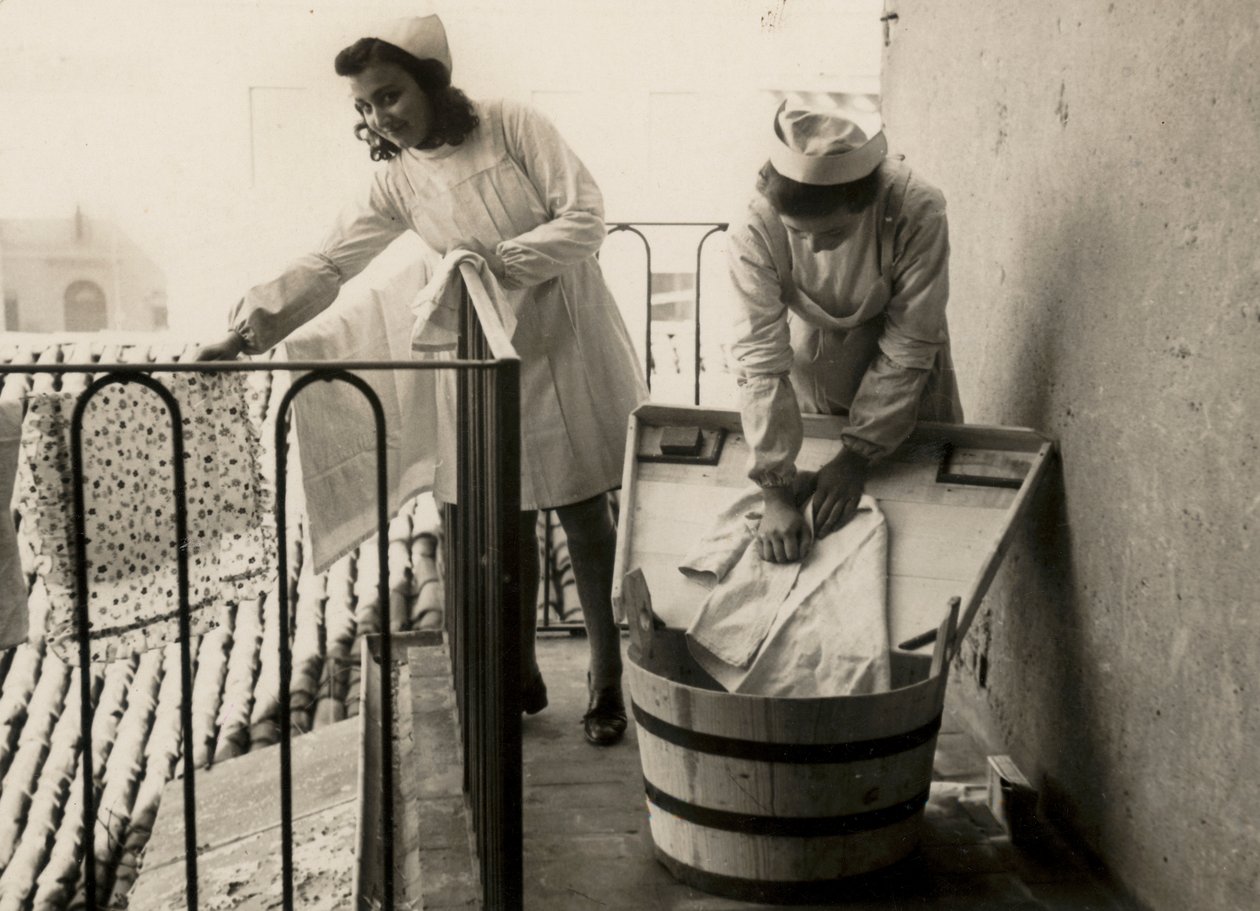Joitakin naisia, jotka ovat kiireisiä pesun harjoittelussa naisten ammattikoulussa "Regina Elena" di Imola, nykyään keskikoulu "Innocenzo da Imola". tekijältä Unknown photographer